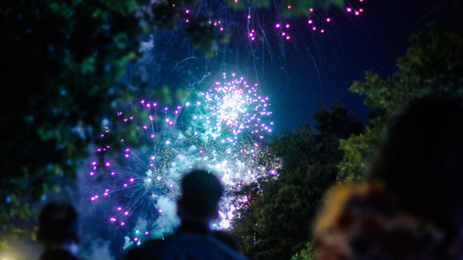 Estas son TODAS las comunas con fuegos artificiales y drones este Año Nuevo