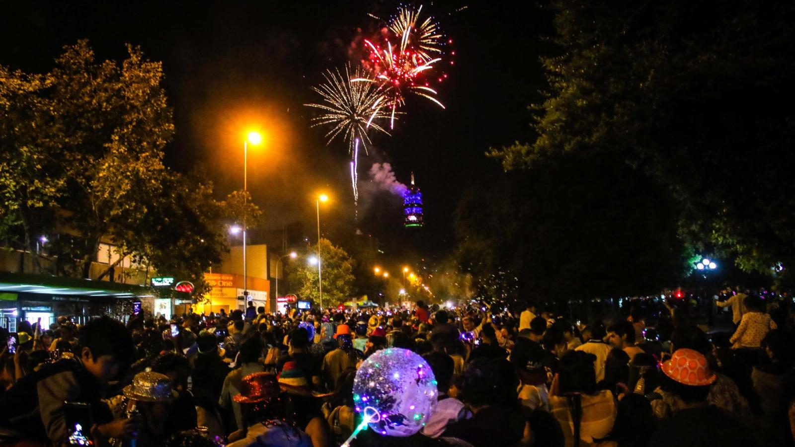 Revisa las comunas que tendrán fuegos artificiales y show de drones