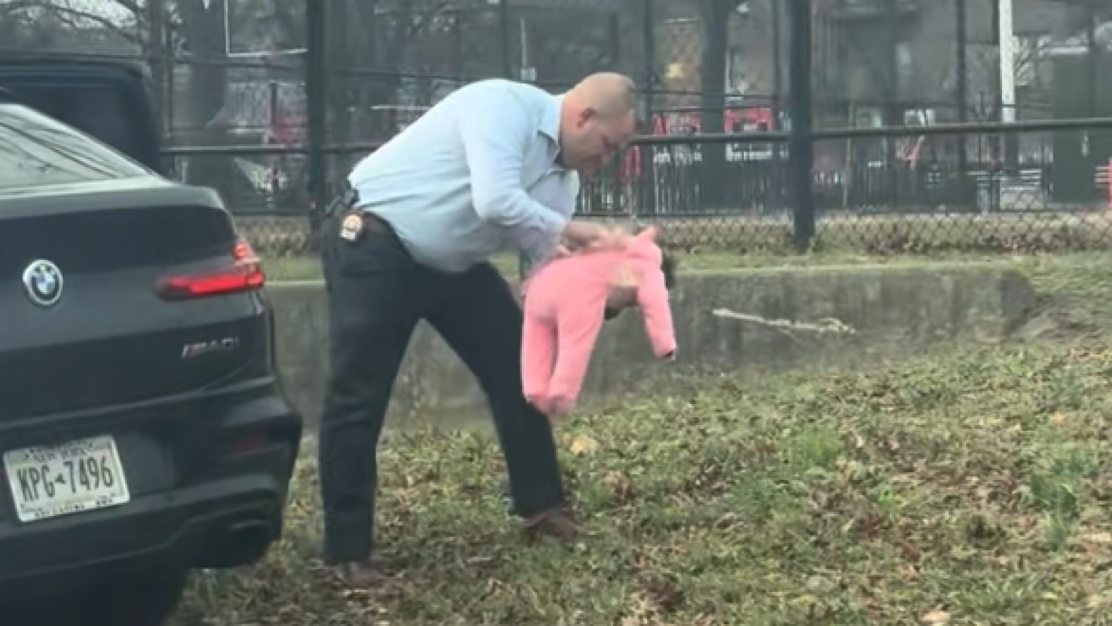 Policía salva a bebé/TikTok