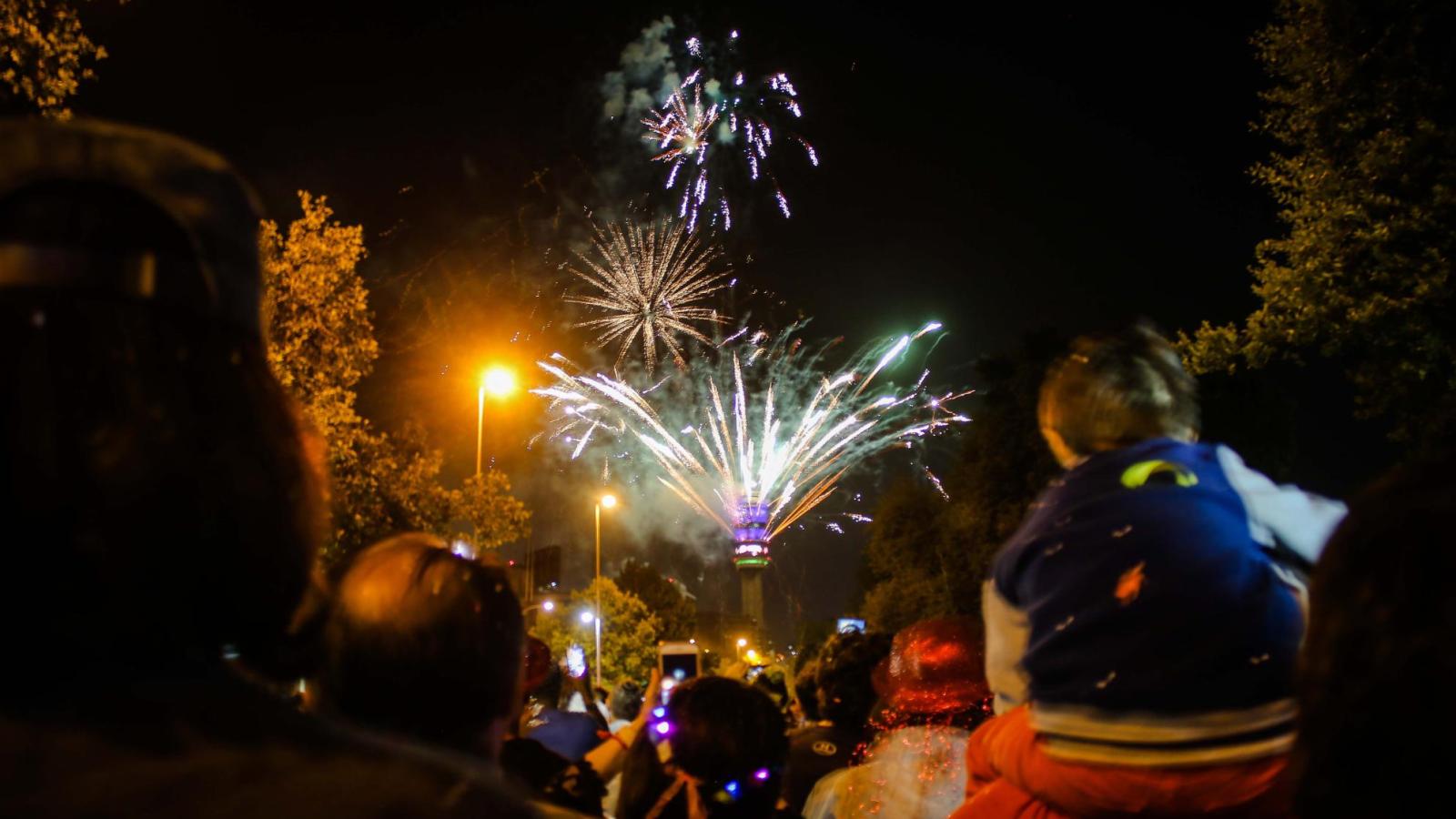 ¡Vuelven los fuegos artificiales en la Torre Entel! - Agencia Uno