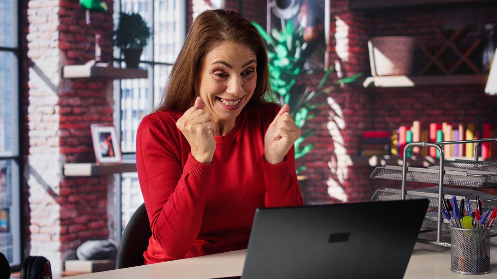 Revisa con tu RUT el pago de enero del Bono al Trabajo de la Mujer - Freepik