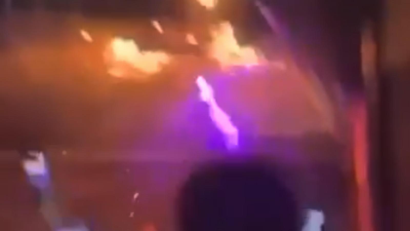 Aparecen videos sobre el inicio del fuego en el bar Le Constellation, en Suiza/X
