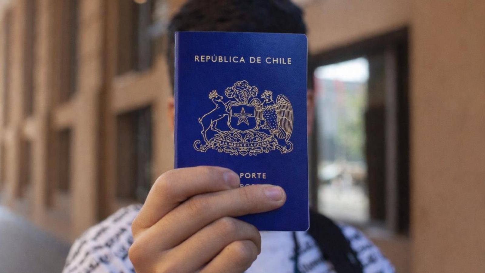 Chile escala en el ranking de pasaportes más poderosos del mundo - Agencia Uno