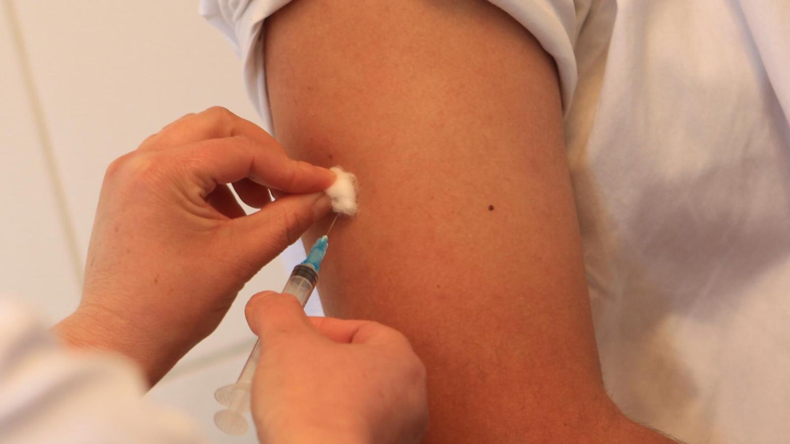 ¿Quiénes deben vacunarse contra el sarampión?