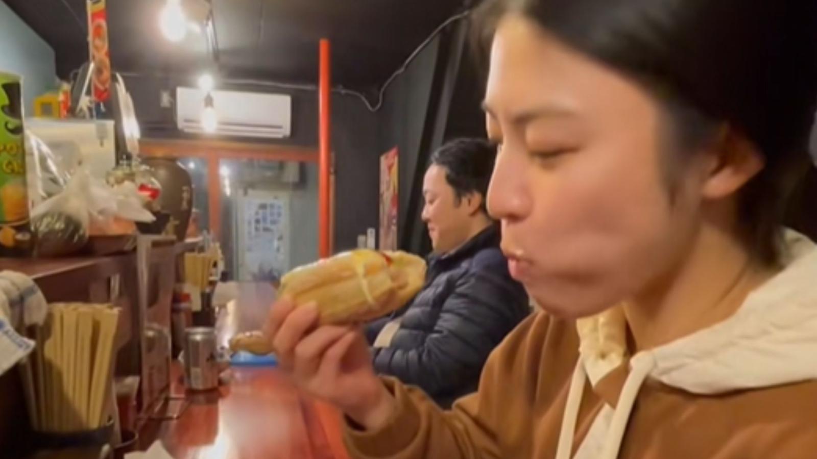 Japonesa probando el completo italiano