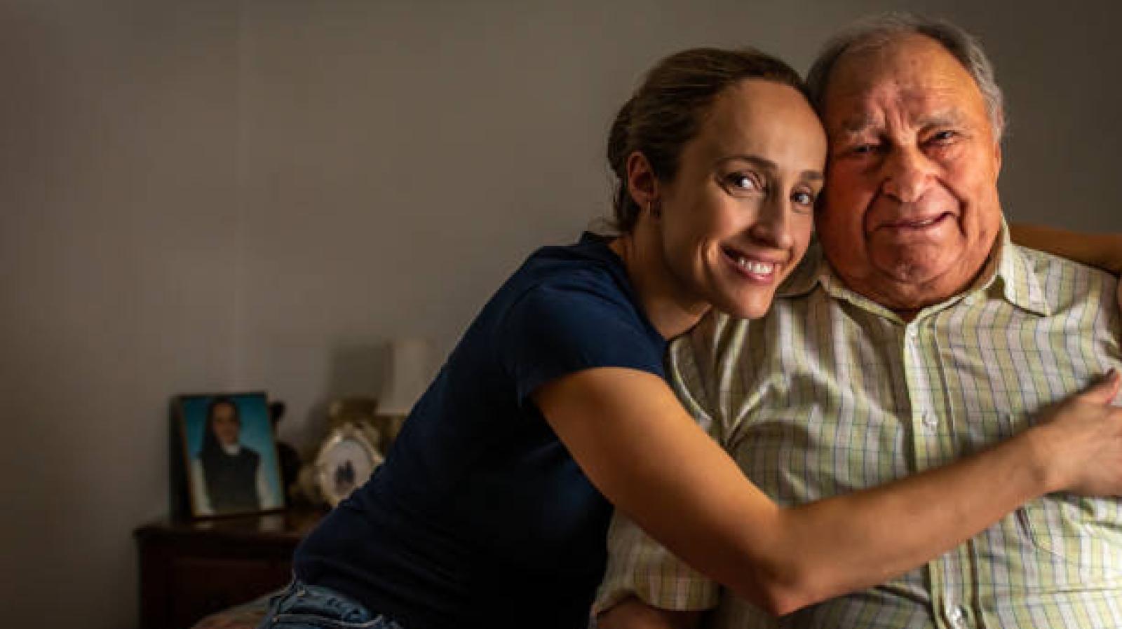 Revisa cómo acceder al pago si cuidas un adulto mayor o persona dependiente