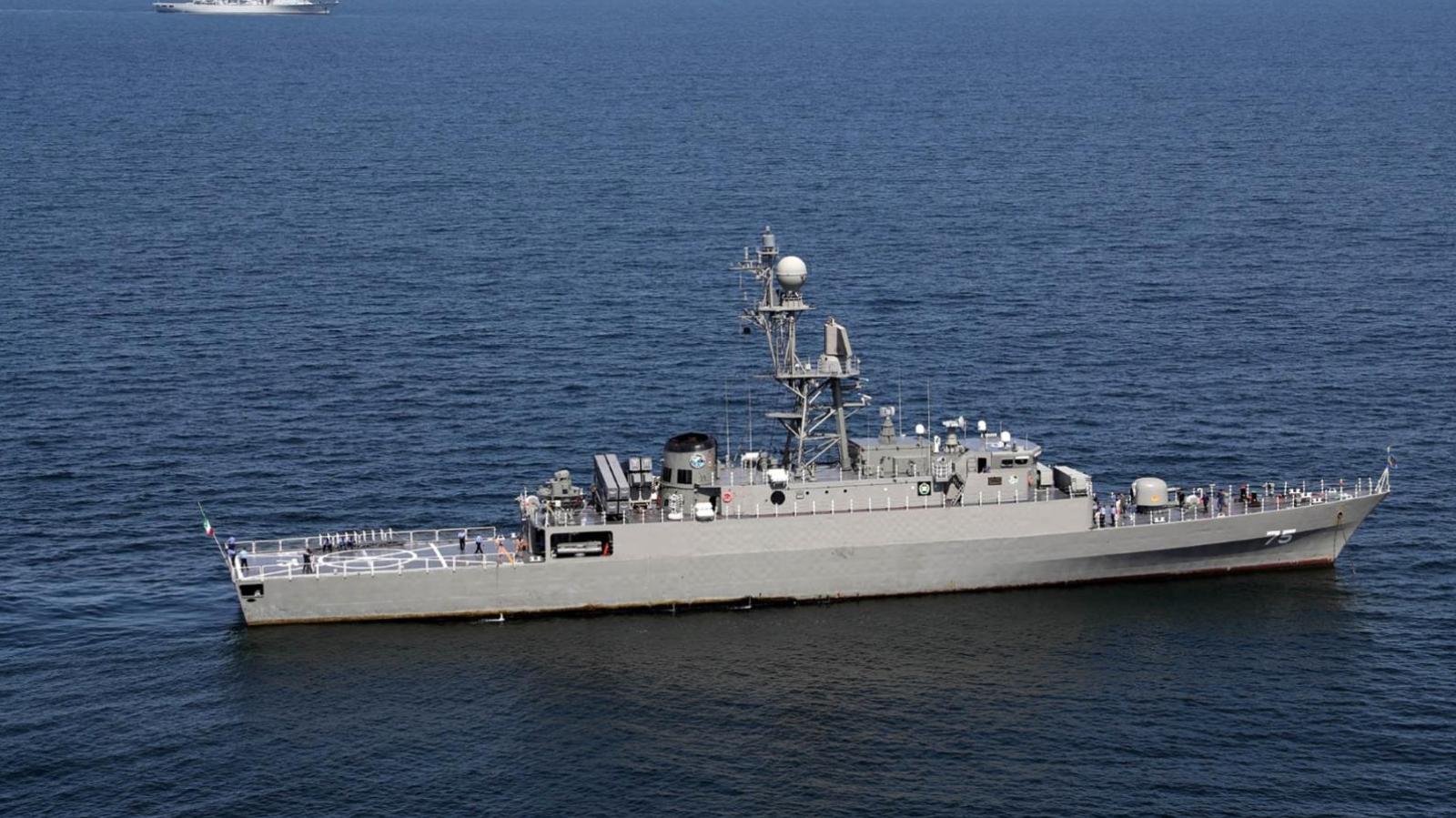 Video muestra como la popa de la IRIS Dena vuela por el aire tras impacto de torpedo de EEUU/AFP