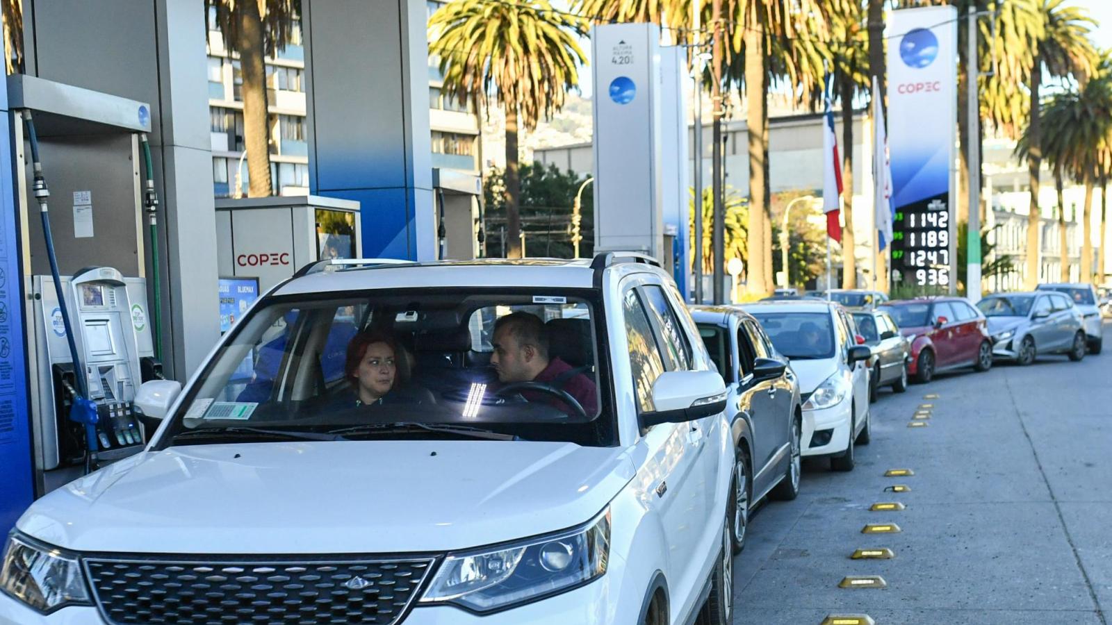Largas filas en bencineras tras histórico anuncio sobre el alza de los combustibles