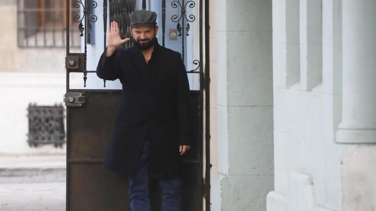 Dos casas en una y 13 dormitorios: así es la residencia de Boric en Yungay que busca comprador