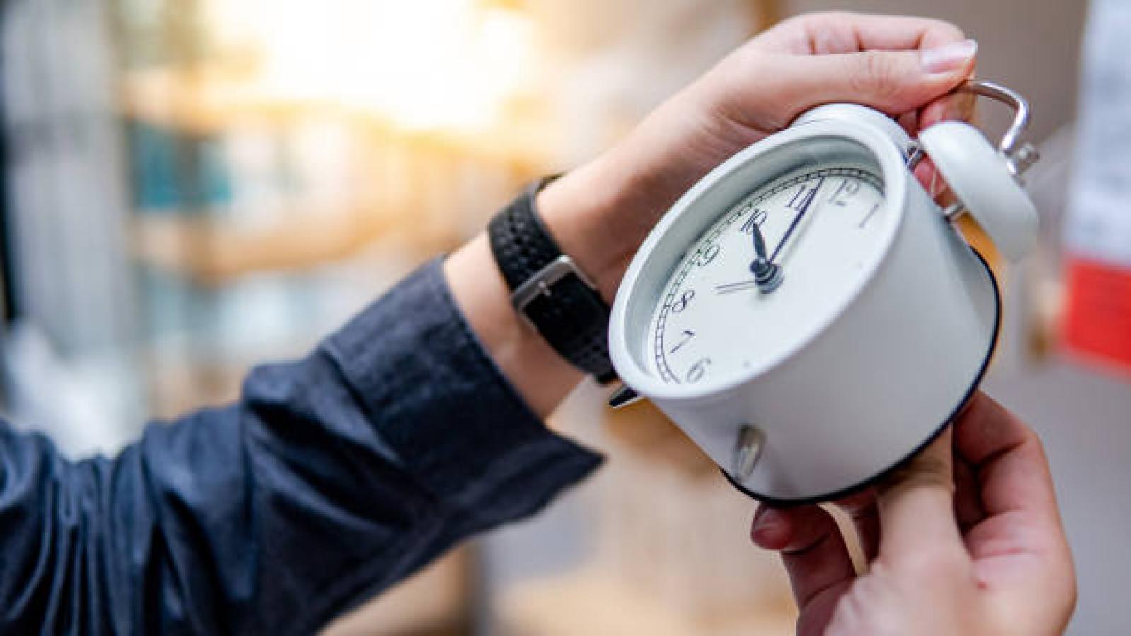 Revisa si se adelanta o se atrasa el reloj este sábado 4 de abril
