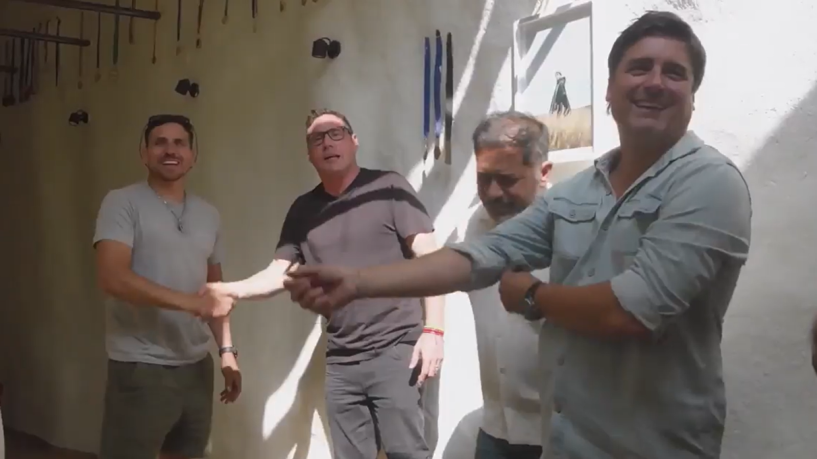 Pangal se enfrentó a los Socios con arriesgado desafío en su casa: ganó premio para él y sus primos