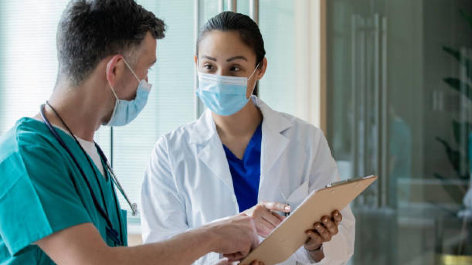 Buscan médicos y enfermeros chilenos para especializarse trabajando en Alemania