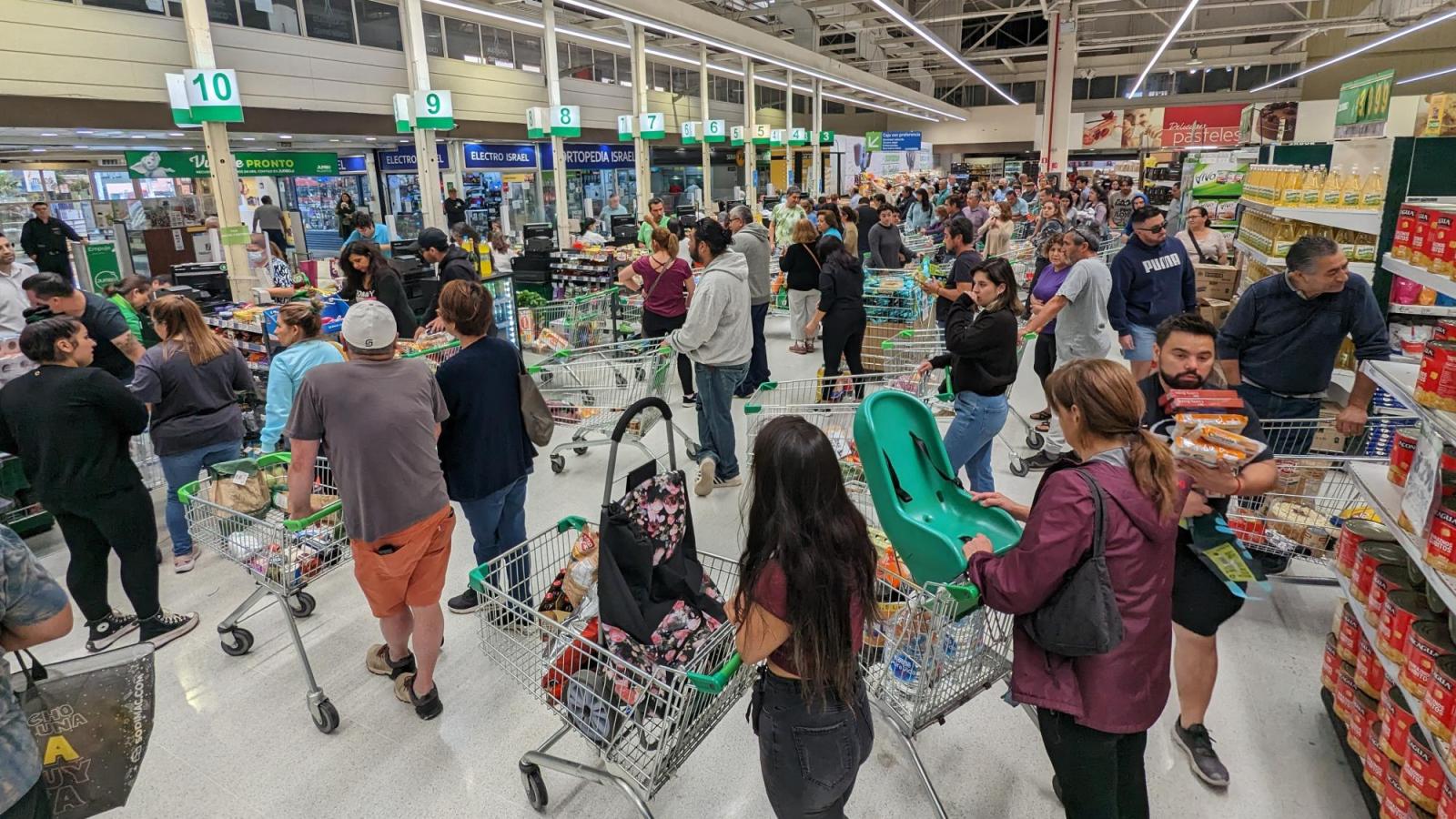 Cómo funcionarán los supermercados el 1 de mayo 