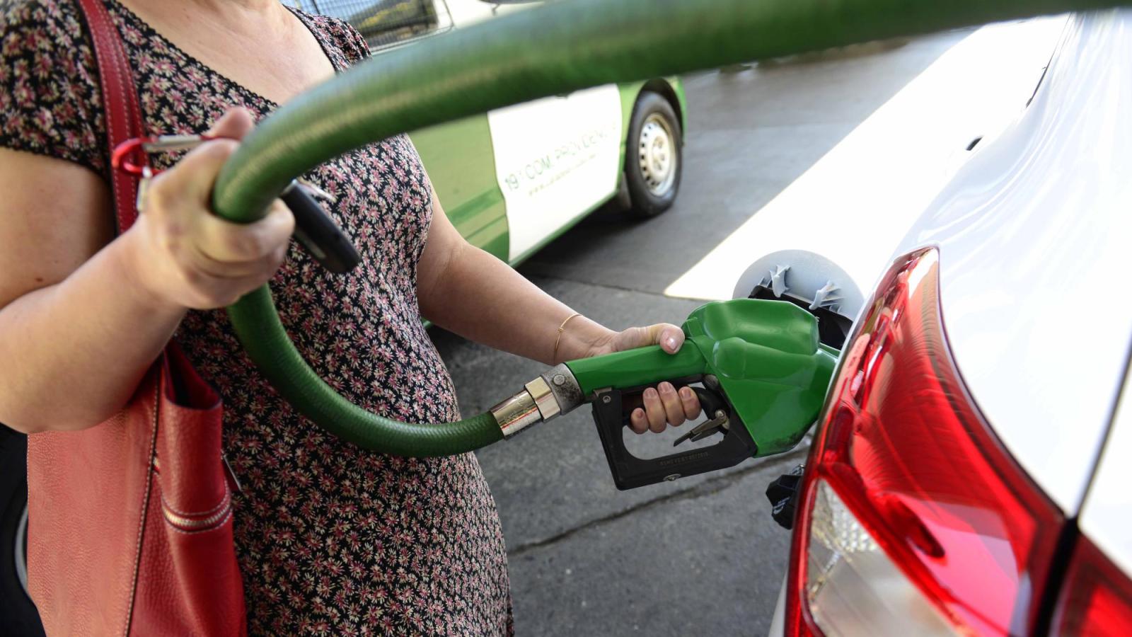 Descuentos en bencina en abril: ahorra hasta $370 por litro