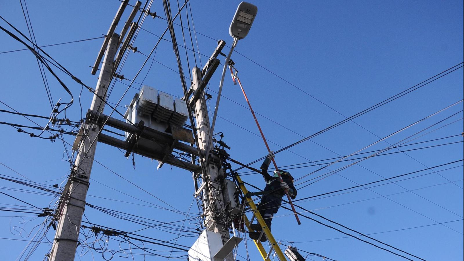 Confirman corte de luz en 5 comunas de la RM este sábado 11 y domingo 12 de abril