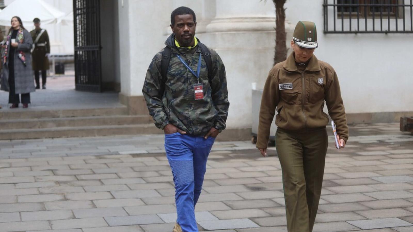 Ciudadano haitiano se manifestó en La Moneda el año 2023 - Agencia Uno