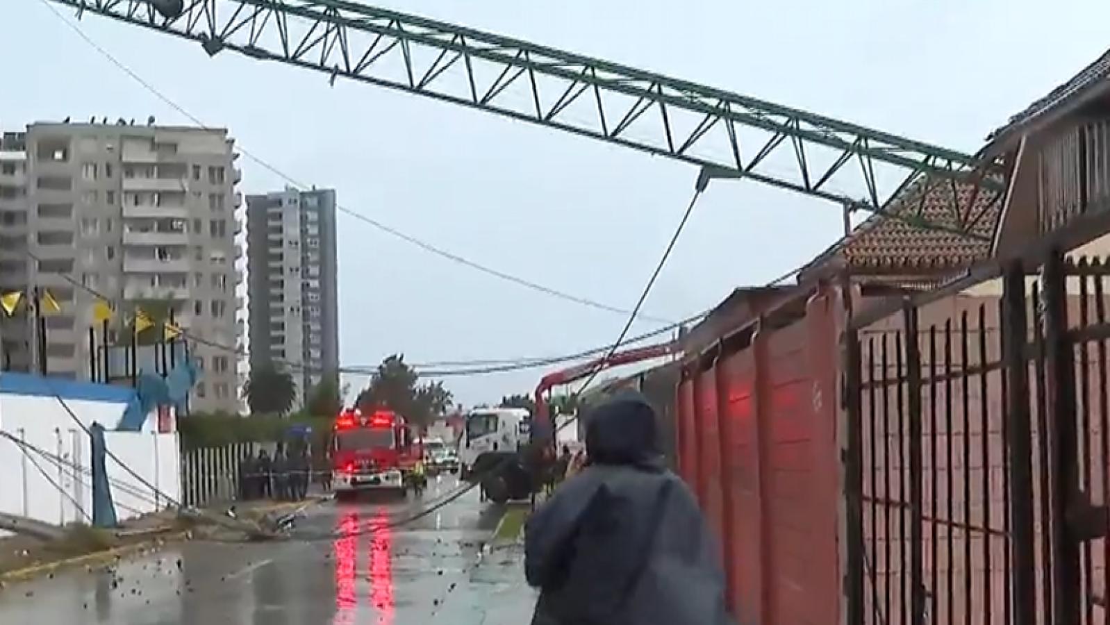 C13 - Grúa cae sobre viviendas y destruye un vehículo en plena emergencia por el temporal en Coquimbo