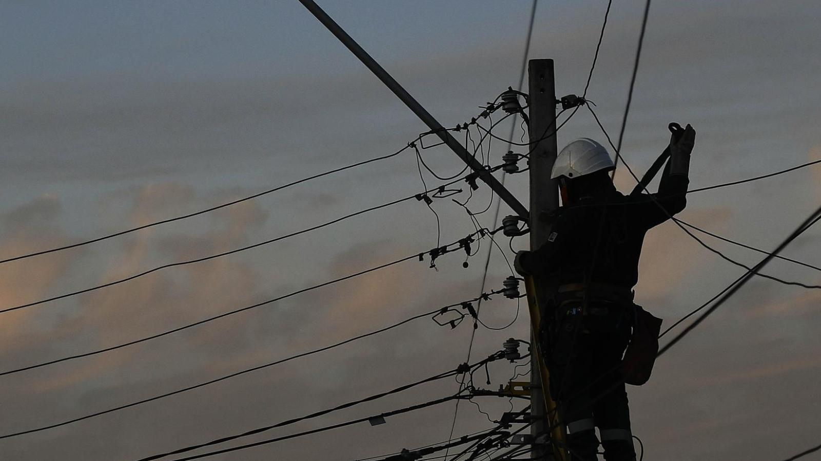 Trabajos en poste de electricidad - Agencia Uno, referencial