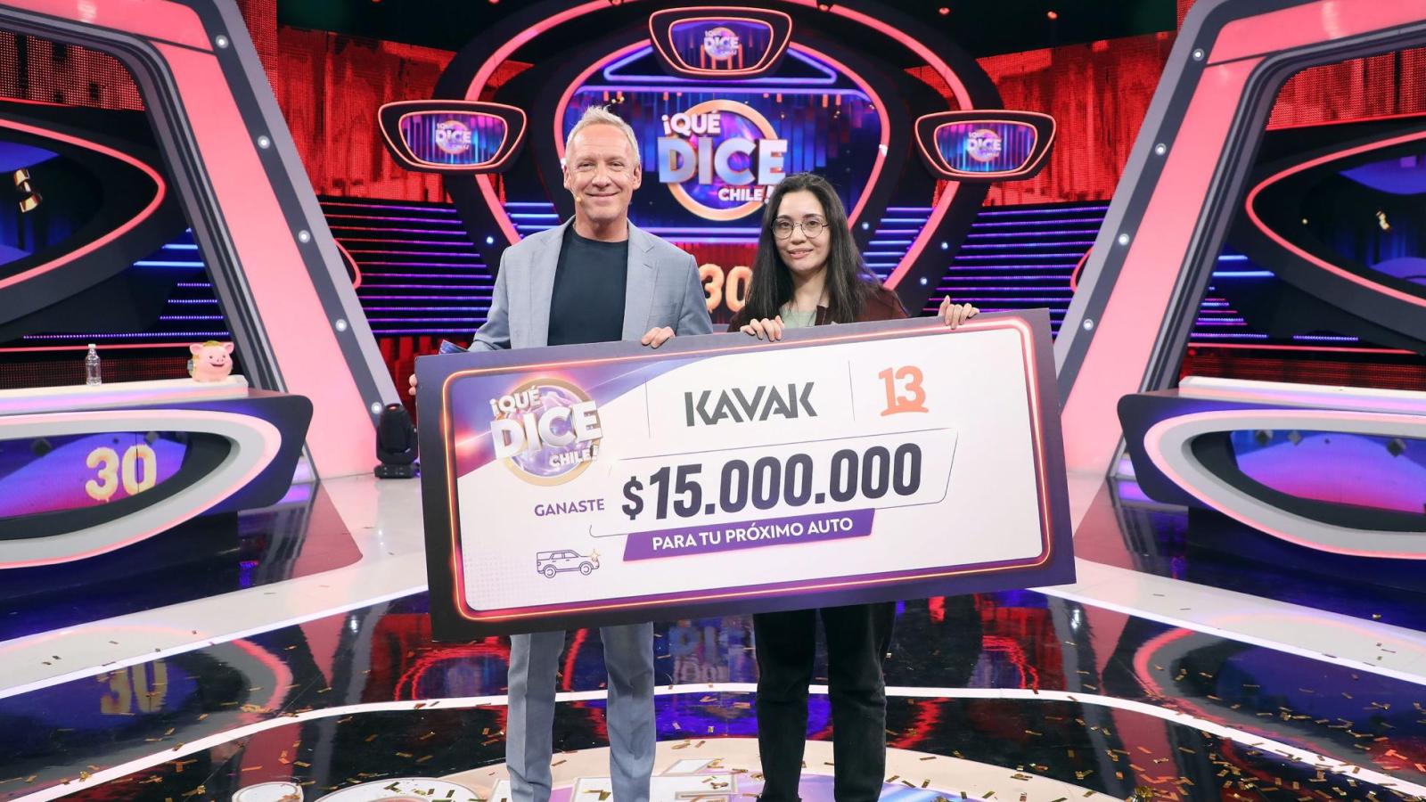 Martín Cárcamo entrega millonario premio 