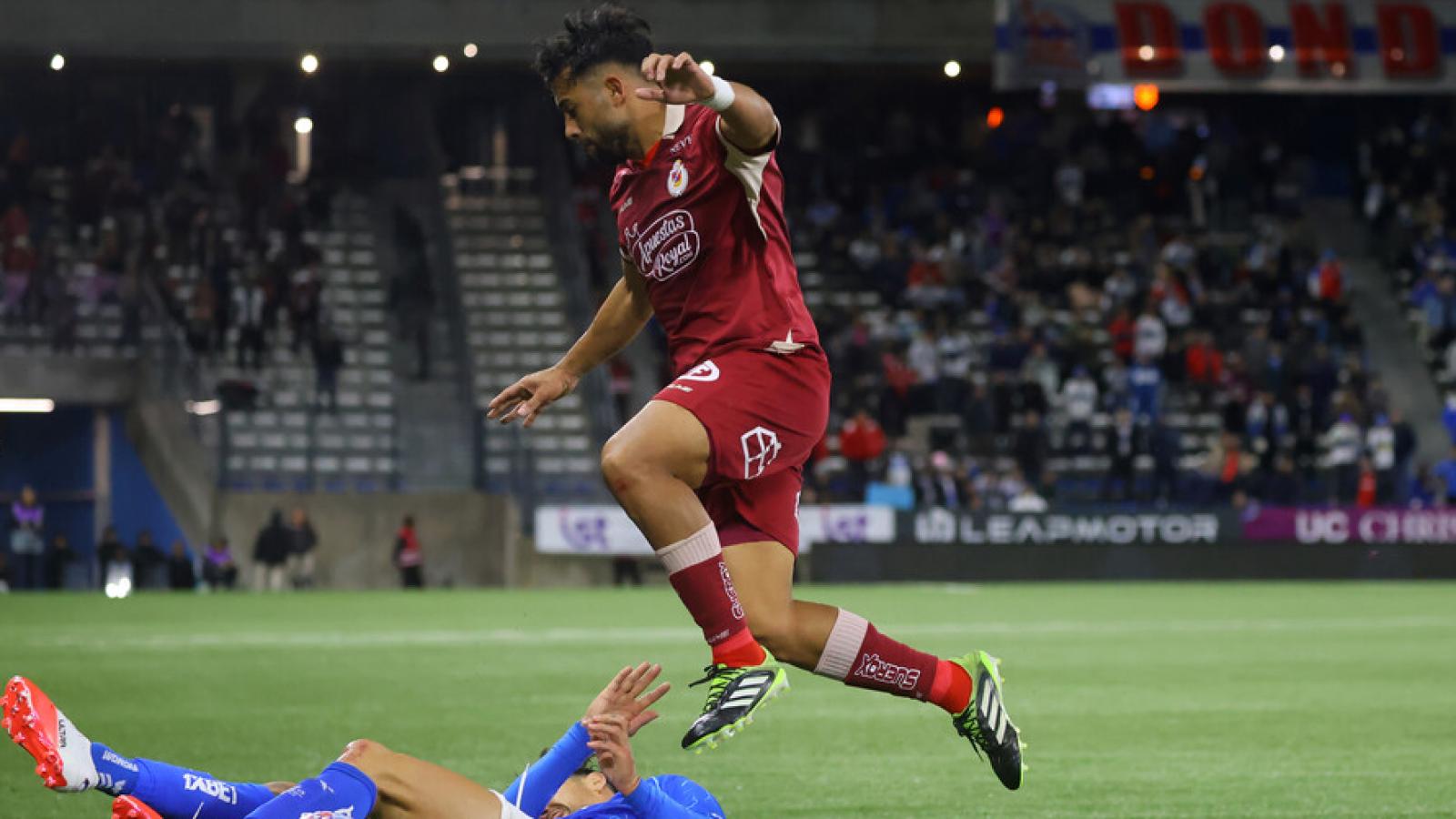 El jugador de Universidad Catolica Fernando Zampedri disputa el balón contra Lucas Alarcon de Deportes La Serena / Photosport