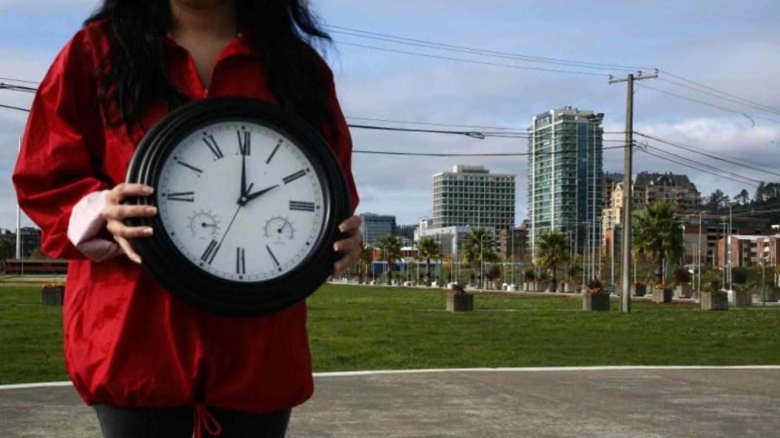 esta noche cambia la hora en Chile y así debe ajustar su reloj - Agencia Uno