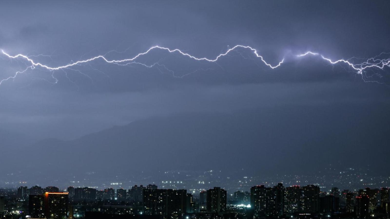 Aton - Tormentas eléctricas y fuertes rachas de viento: