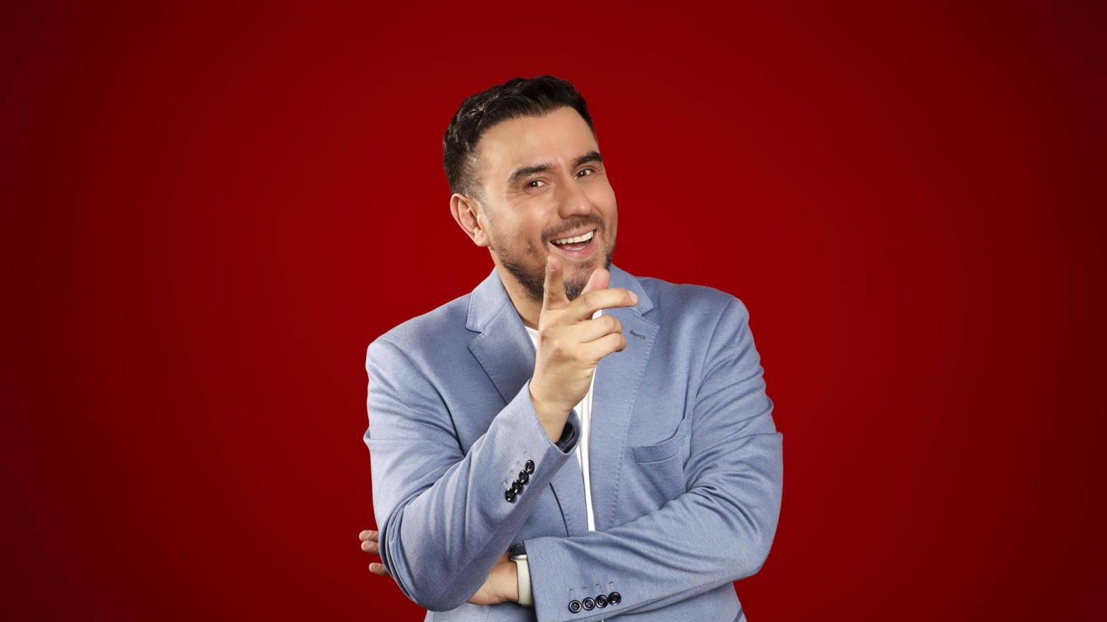 César Campos cuenta con una consolidada y diversa trayectoria en la televisión chilena. 
