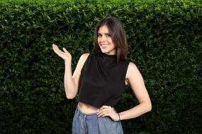 Ve gente muerte desde niña y vive en una relación poliamorosa: ella es Dianne Fischer, la bella médium de Vecinos al límite