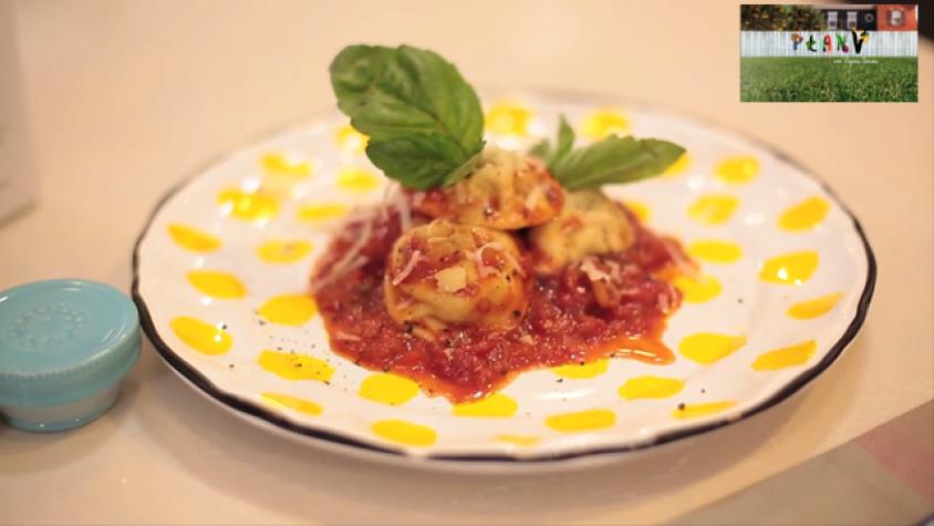 Ravioles de alcachofas con pomodoro y queso parmesano