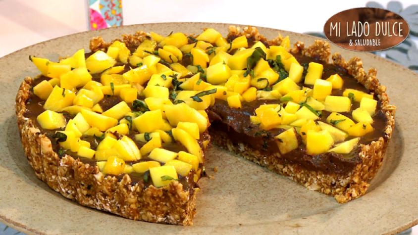 Tarta de choco, mango y albahaca