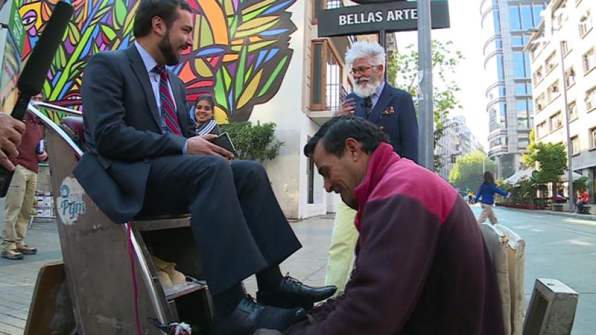 Un lustrador de zapatos en Bellas Artes