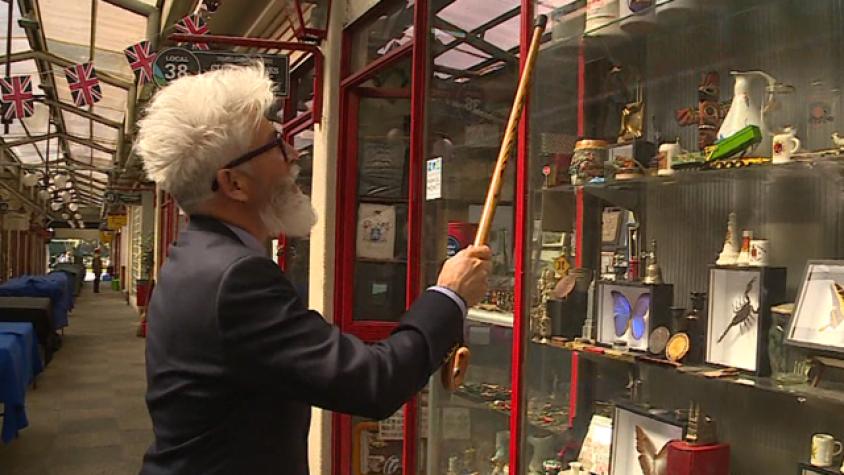 Disfrutando de la tienda "Curiosidades"