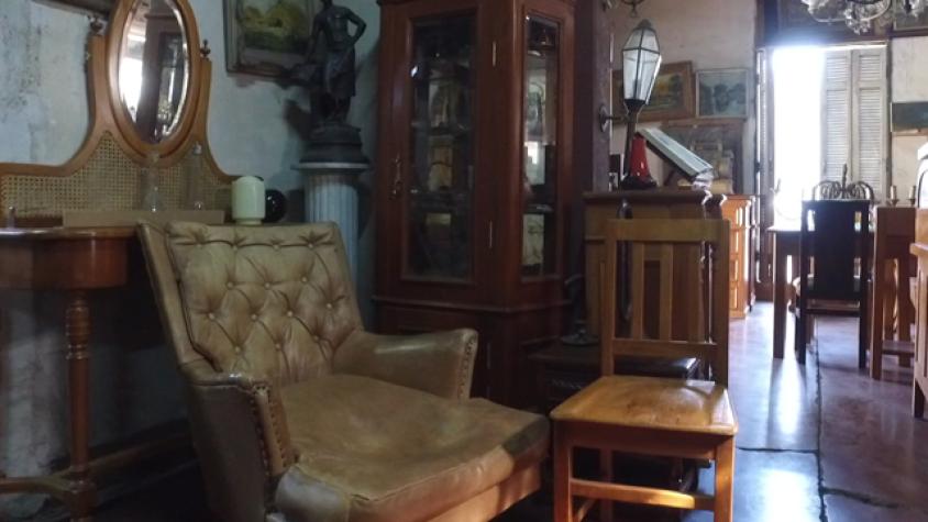 Una casa de antigüedades en un barrio moderno