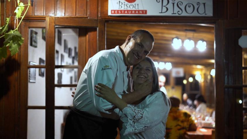 Disfrutando el comienzo de la deliciosa cena Bisou Restaurant