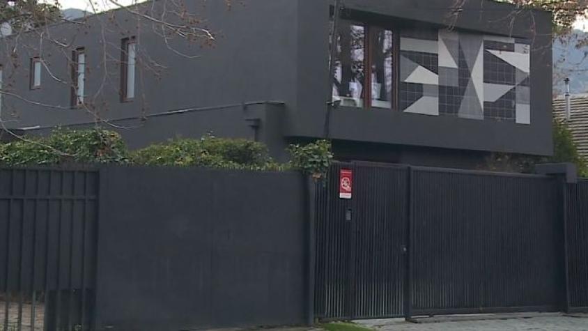 Una obra de arte en la fachada de una casa