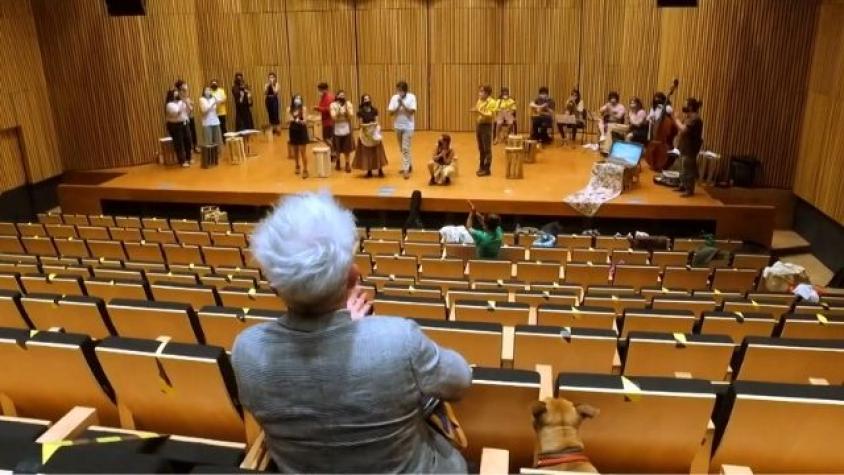 Gozando de un ensayo de "Canto a la Semilla" en la Escuela de Teatro UC
