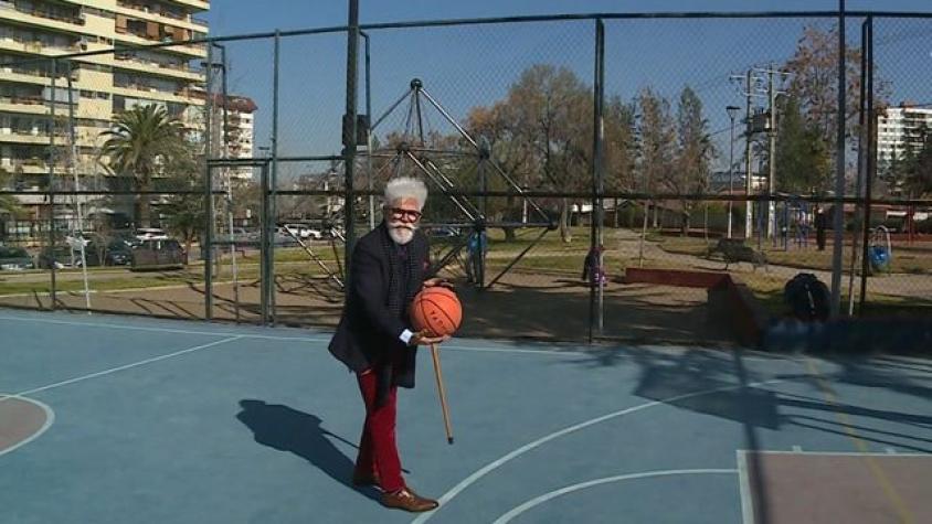 Jugando básquetbol junto a unos jóvenes en el Parque Montegrande