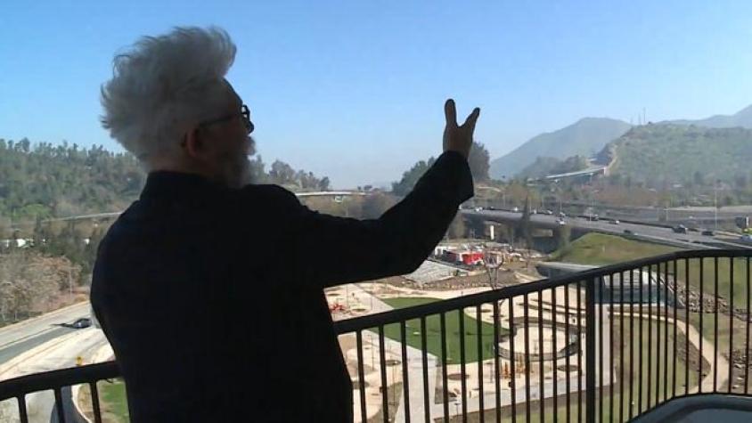 Un moderno edificio duplex con una gran vista