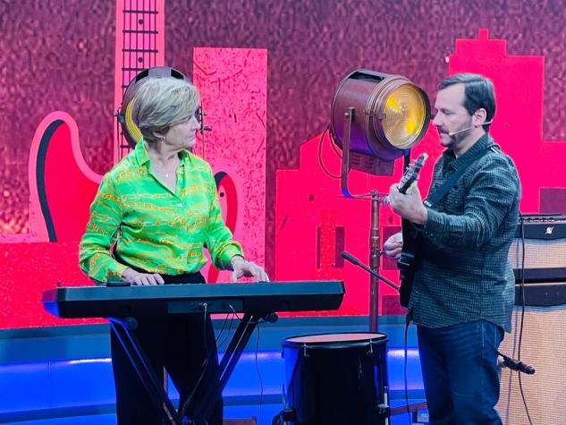 Escucha a Evelyn Matthei tocando "Let It Be" de The Beatles en Sala de Ensayo