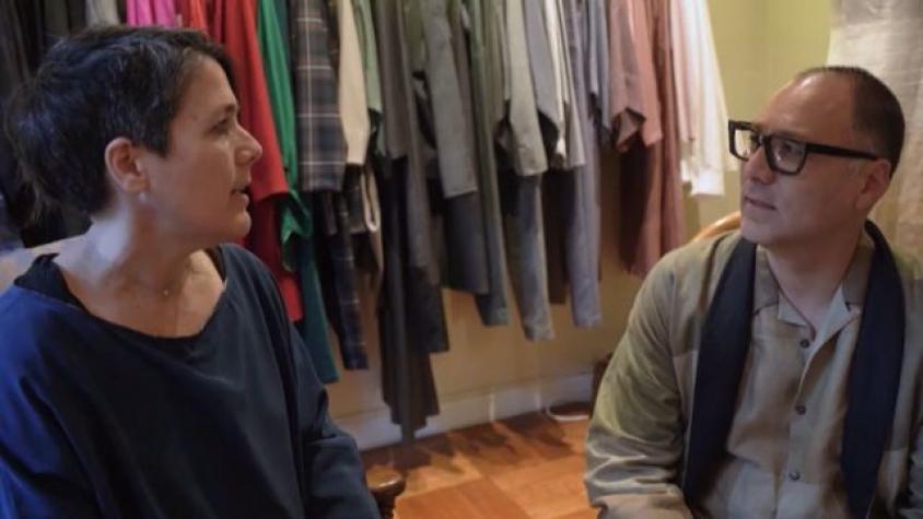 Diseñadora chilena combate el fast fashion creando prendas originales con retazos de tela 