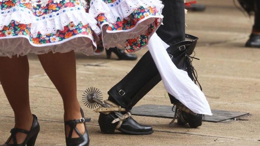 Pareja bailando cueca