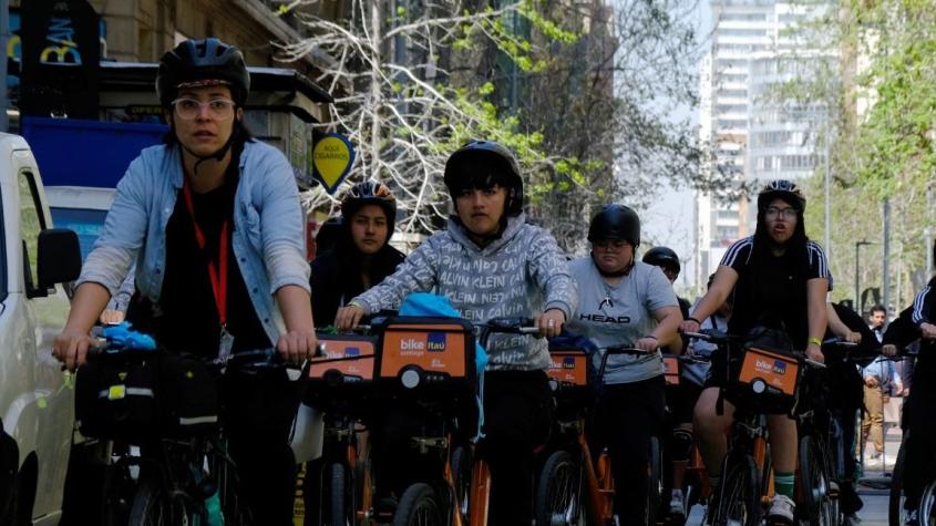 Personas en bicicleta en el centro de Santiago de Chile. 