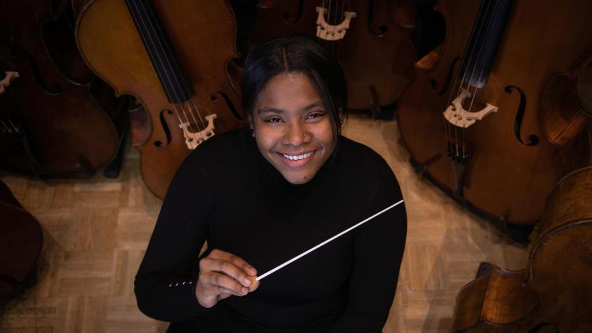 Por primera vez en Chile: Glass Marcano llega a dirigir la Orquesta Sinfónica de la UdeC