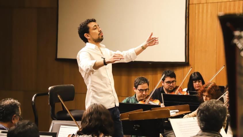 Orquesta Sinfónica UdeC cierra su Temporada 2024 con concierto que celebra el mural Presencia de América Latina bajo la batuta de su nuevo director titular, Luis Toro Araya