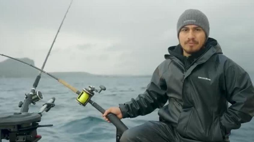 Jano, Héctor y Beto pescan salmones en el puerto de Huailahue