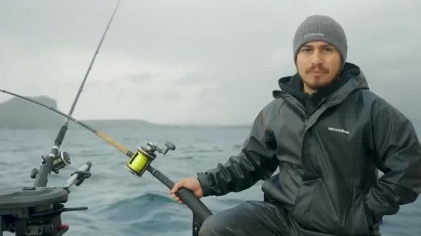 Jano, Héctor y Beto pescan salmones en el puerto de Huailahue 