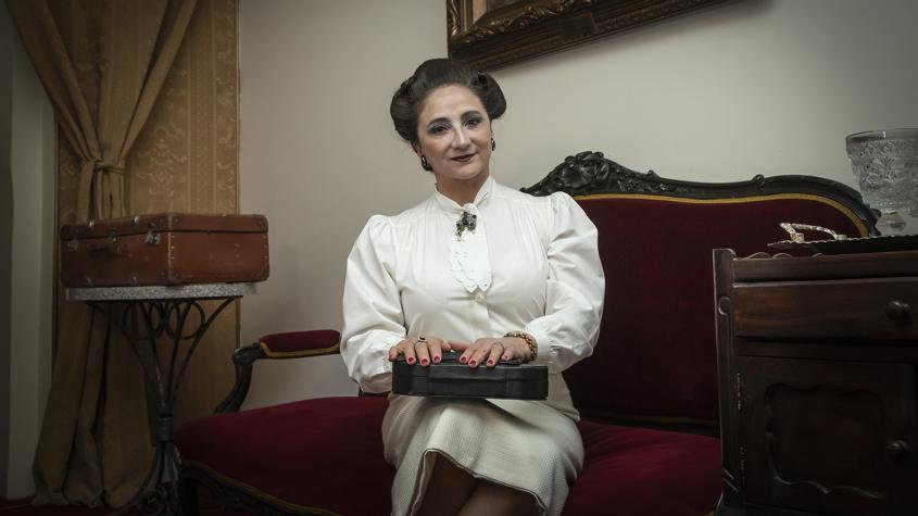 Ximena Rivas se transforma en la emblemática sufragista Amanda Labarca para estreno teatral del Municipal de Santiago.