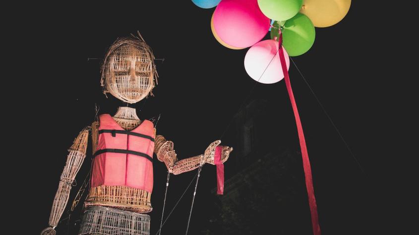 Mo y la Cinta Roja en Santiago: Estos son los días que podrás ver esta gigante marioneta de mimbre