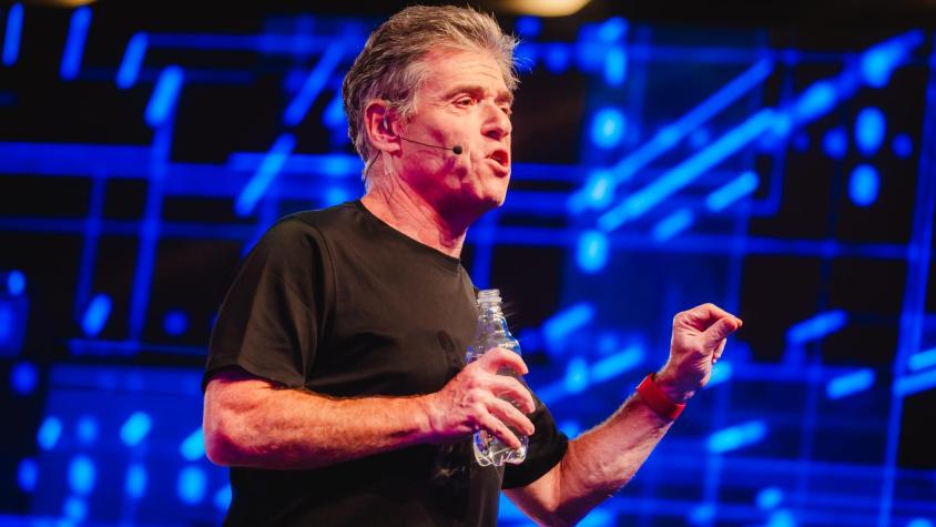 “Nos harán más inteligentes, nos ayudarán a darle sentido al mundo”: La mirada de Andrew Keen sobre la Inteligencia Artificial