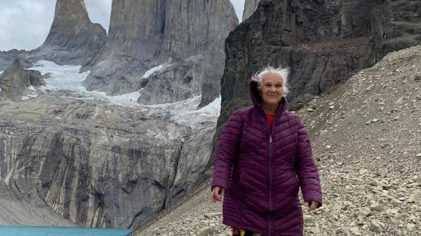 Caminó 10 horas acompañada de sus nietos y bisnietos: Mujer de 81 años sorprende al llegar a la base de las Torres del Paine 